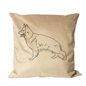 Owczarek niemiecki długowłosy na poduszce